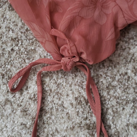 💖 $ 3 add on Pretty top with tie sleeves and gather neck💖 - Picture 2 of 5